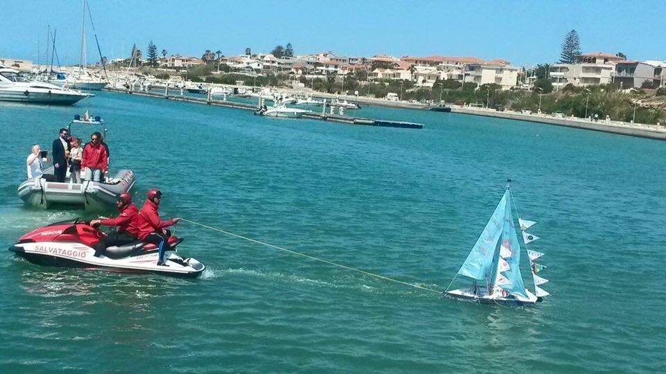 L&rsquo;Arca dei Pacifici, carica di messaggi di pace e fratellanza, &egrave; salpata da Marina di Ragusa