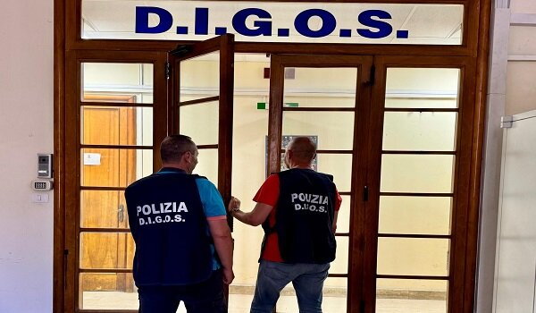 Polizia di Stato individua e denuncia 2 tifosi catanesi che hanno acceso dei fumogeni allo stadio