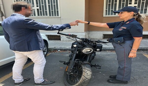 Ruba una moto e sfreccia sulla Circonvallazione, diciottenne individuato e denunciato dalla Polizia di Stato