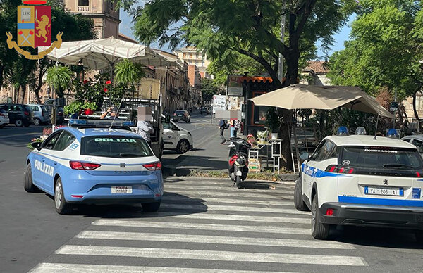 Sanzionato e sequestrato a piazza Cavour dalla Polizia al titolare camion di fiori e piante posteggiato sulle strisce pedonali