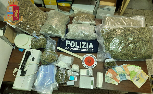Nascondeva in casa grosso quantitativo di stupefacenti, arrestato dalla Squadra Mobile Nascondeva in casa grosso quantitativo di stupefacenti, arrestato dalla Squadra Mobile
