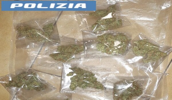 A spasso con la droga in tasca, pusher ventiseienne arrestato dalla Polizia di Stato per detenzione di sostanza stupefacente ai fini di spaccio A spasso con la droga in tasca, pusher ventiseienne arrestato dalla Polizia di Stato per detenzione di sostanza stupefacente ai fini di spaccio