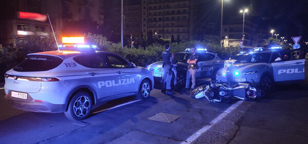 Non si fermano all&rsquo;alt della Polizia e si scontrano con una Volante, agli arresti domiciliari due giovani di 18 e 20 anni