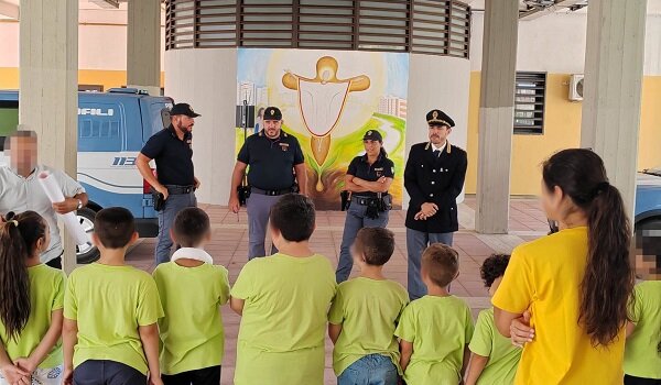 Le regole, il rispetto dell&rsquo;altro, l&rsquo;uso corretto del cellulare e dei social, a Librino i ragazzi del grest estivo incontrano la Polizia di Stato