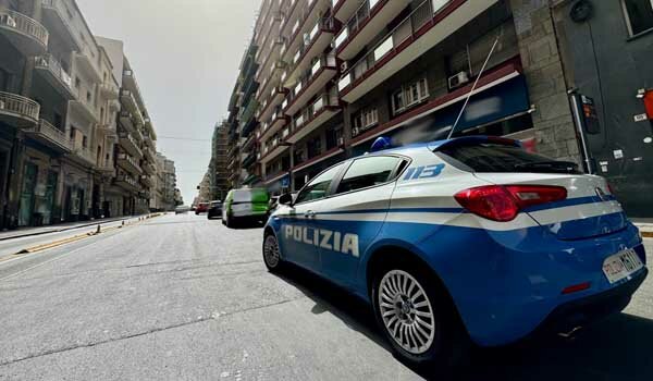 Entra in un supermercato di via Gabriele D&rsquo;Annunzio con una borsa da donna ed effettua una rapina, arrestato dalla Polizia di Stato