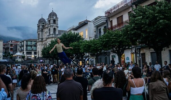 Teatri Riflessi Festival, stasera a Zafferana Etnea la finale del Concorso Internazionale di Corti Performativi Teatri Riflessi Festival, stasera a Zafferana Etnea la finale del Concorso Internazionale di Corti Performativi