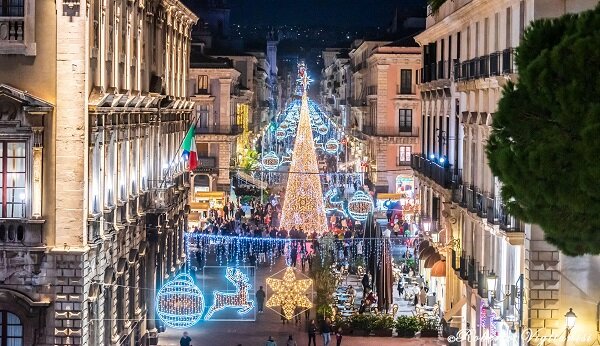 Natale 2023, accesi il grande albero di piazza Universit&agrave; e le luminarie di via Etnea