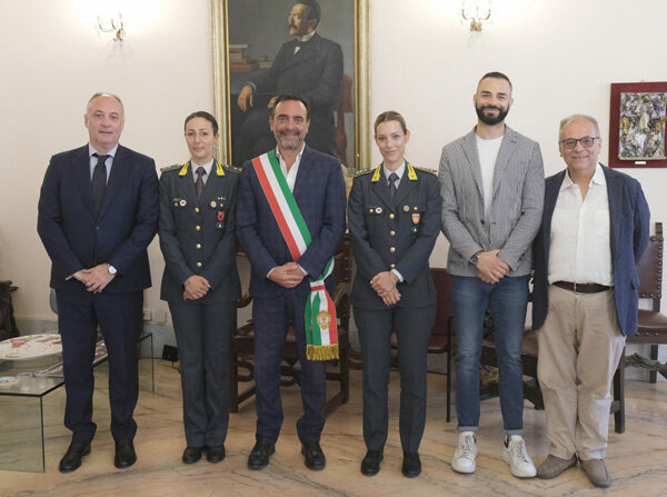 foto-nuovo-comandante-gdf-in-municipio-tenente-piccirillo-foto-di-gruppo-935457856.jpg