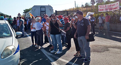 Ieri la protesta del Comitato Codavolpe contro la discarica della Sicula Trasporti, ha aderito la Cgil provinciale Ieri la protesta del Comitato Codavolpe contro la discarica della Sicula Trasporti, ha aderito la Cgil provinciale