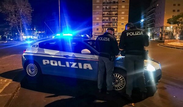 Abbandonano la moto appena rubata ma vengono subito intercettati dalla Polizia di Stato Abbandonano la moto appena rubata ma vengono subito intercettati dalla Polizia di Stato