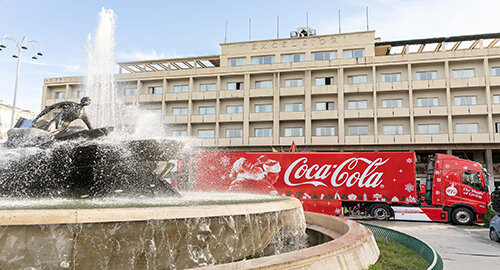 Oggi 17 dicembre Piazza Verga ospita il Coca-Cola Christmas Village&nbsp;"The Magic of Giving"
