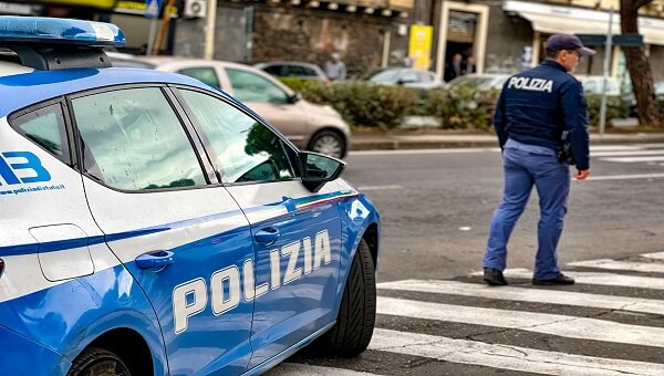 Tenta di lanciarsi nel vuoto, una quarantenne salvata in viale Africa dalla Polizia di Stato