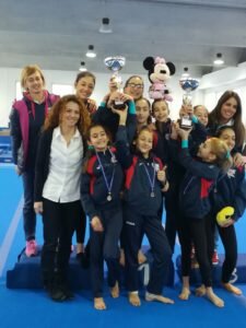 atlete-e-tecnici-alfisti-festeggiano-il-doppio-successo-225x300-1380475616.jpg