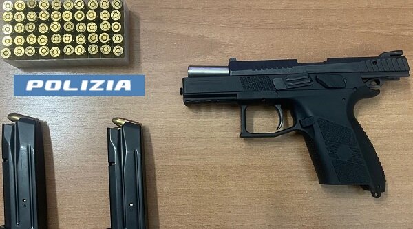 A bordo dello scooter con la pistola carica, arrestato dalla Polizia di Stato