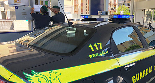 Distributore stradale erogava illecitamente &ldquo;gasolio agricolo&rdquo;, sequestrati dalla Finanza 2000 litri di carburante e denunciato il titolare dell&rsquo;impianto
