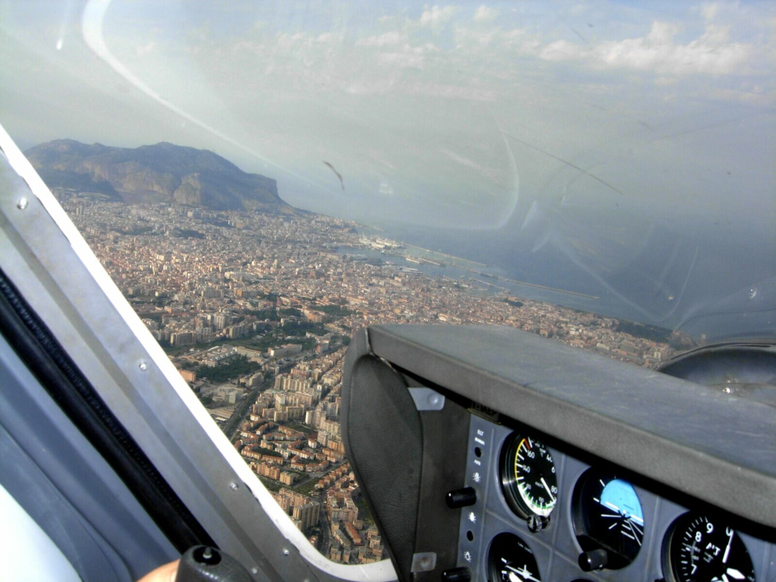 All&rsquo;aeroclub &ldquo;Beppe Albanese&rdquo; di Palermo il 27 maggio volano i bambini del progetto &ldquo;varcare la soglia&rdquo;, promosso dall&rsquo;associazione &ldquo;Bayty Baytik&rdquo; e fondazione &ldquo;L&rsquo;Albero della Vita&rdquo;