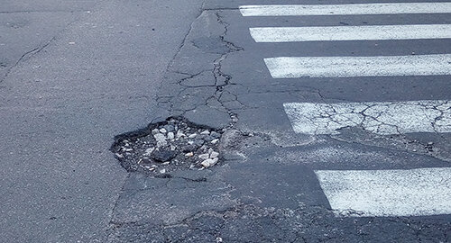 Emergenza buche in via Torino, nel quartiere Borgo-Sanzio, denuncia del Comitato Vulcania