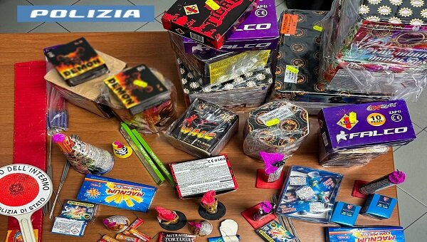 Commercio illegale di fuochi d&rsquo;artificio, gli agenti del Commissariato Borgo - Ognina sequestrano 3 kg di materiale esplodente