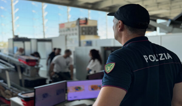 Ruba nei negozi dell&rsquo;aeroporto prima di partire per Ginevra, individuato e denunciato per furto aggravato dalla Polizia di Stato