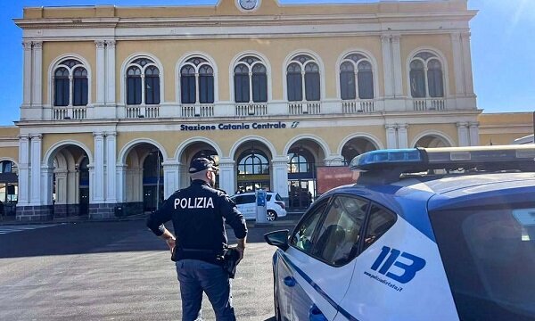 In stato di ebbrezza tenta di fuggire al controllo, ventunenne denunciata dalla Polizia di Stato