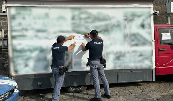 Contrasto all’abusivismo commerciale nel Porticciolo di Ognina, attività ambulante di panini sospesa per 7 giorni dalla Polizia di Stato Contrasto all’abusivismo commerciale nel Porticciolo di Ognina, attività ambulante di panini sospesa per 7 giorni dalla Polizia di Stato