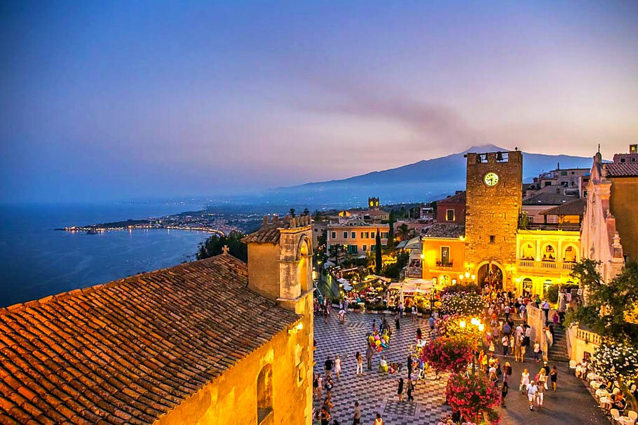 Taormina Festival, "The kiss" di Geiger e Hijlkema per l'arredo di piazza IX Aprile