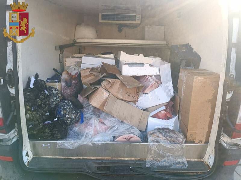 Fermato dalla Polizia Stradale furgone con prodotti ittici in cattiva conservazione