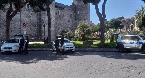 Verbali e sequestri di scooter dalla Polizia Municipale a piazza Federico di Svevia