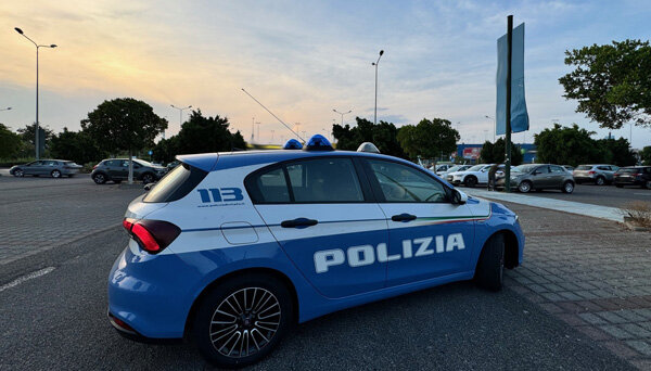 Tentano di rubare cosmetici in un centro commerciale, denunciate due donne dalla Polizia di Stato Tentano di rubare cosmetici in un centro commerciale, denunciate due donne dalla Polizia di Stato