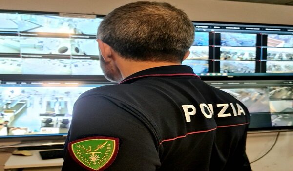 Ruba un paio di occhiali da sole ma viene incastrato dalle telecamere di sorveglianza, denunciato dalla Polizia di Frontiera Ruba un paio di occhiali da sole ma viene incastrato dalle telecamere di sorveglianza, denunciato dalla Polizia di Frontiera