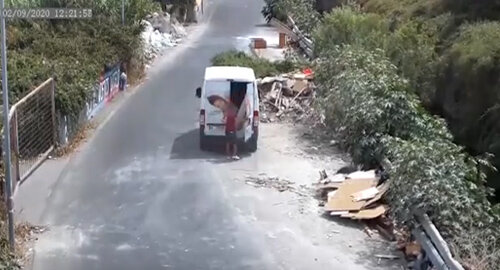Ripreso dalle telecamere in via Fondo Romeo mentre getta materassi per strada