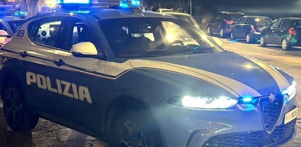 Ruba farmaci soggetti a prescrizione medica al fine di rivenderli, Polizia di Stato denuncia il dipendente di una farmacia Ruba farmaci soggetti a prescrizione medica al fine di rivenderli, Polizia di Stato denuncia il dipendente di una farmacia