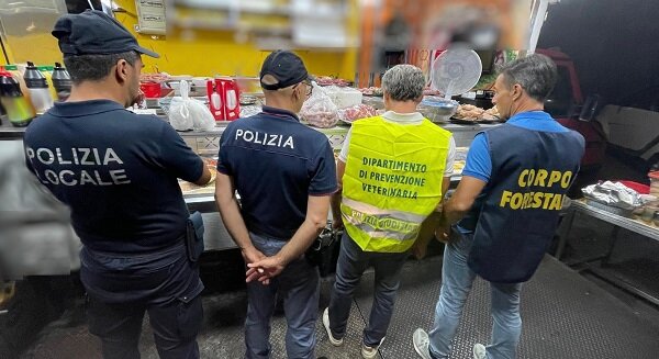 Controlli straordinari della task force coordinata dalla Polizia di Stato a Ognina, sanzionati titolari di un food truck e di un chiosco per 4.500 euro Controlli straordinari della task force coordinata dalla Polizia di Stato a Ognina, sanzionati titolari di un food truck e di un chiosco per 4.500 euro