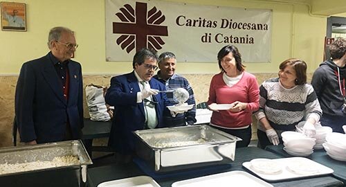 Servizio di volontariato dell'Amministrazione comunale e della Fondazione Tregua nella mensa "Beato Dusmet" di Librino