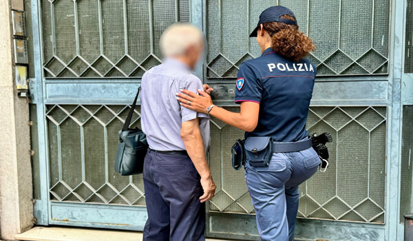 Rapinano anziano in un parco, ladri senza scrupoli arrestati in flagranza dalla Polizia di Stato