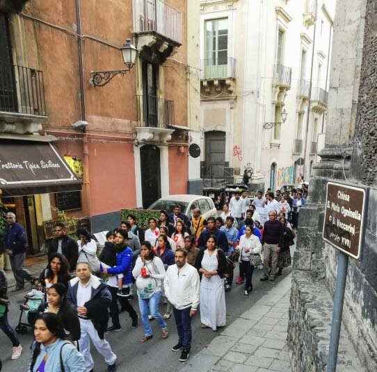 Comunit&agrave; cingalese in processione ricorda le vittime dell'attentato nello Sri Lanka