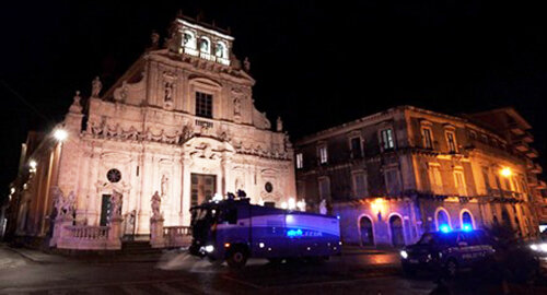 I mezzi del X Reparto Mobile sanificano le strade di Acireale