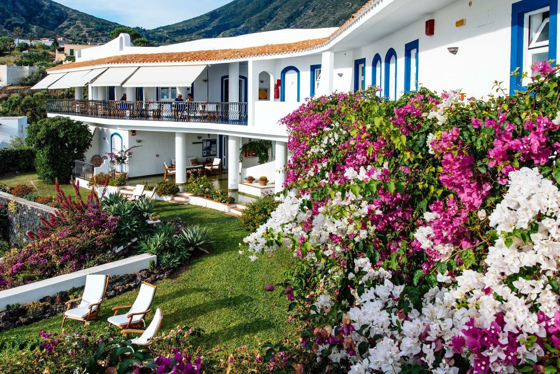 Hotel Punta Scario, dal 28 maggio una vacanza a picco sul mare di Salina