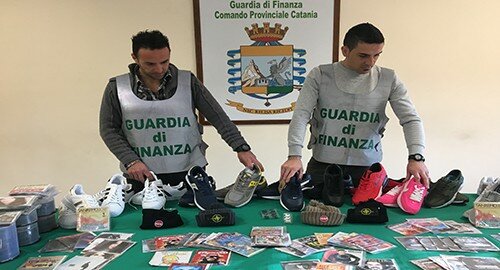 Denunciati dalla Guardia di Finanza quattro senegalesi per detenzione di CD e DVD illegali, sequestrati 1.200 prodotti illegali nella loro abitazione