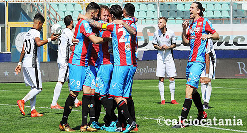 Serie C, il Catania travolge 6-1 il Rende al "Massimino" e grazie alla contemporanea sconfitta del Trapani chiude la stagione al secondo posto ed il 30 via ai Play off