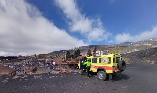 Intervento di soccorso ad un turista americano, deceduto per malore nella zona del Rifugio Sapienza - Etna Sud Intervento di soccorso ad un turista americano, deceduto per malore nella zona del Rifugio Sapienza - Etna Sud