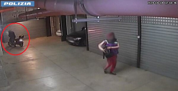 Ladri in azione in un garage condominiale, incastrati dalle videocamere e denunciati dalla Polizia di Stato Ladri in azione in un garage condominiale, incastrati dalle videocamere e denunciati dalla Polizia di Stato