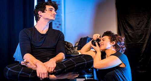 Al Palazzo della Cultura di Catania, dal 27 al 30 ottobre, per "Catania Off Fringe Festival", la pi&egrave;ce "Riportami l&agrave; dove mi sono perso", produzione Officine Gorilla e Teatro della Juta