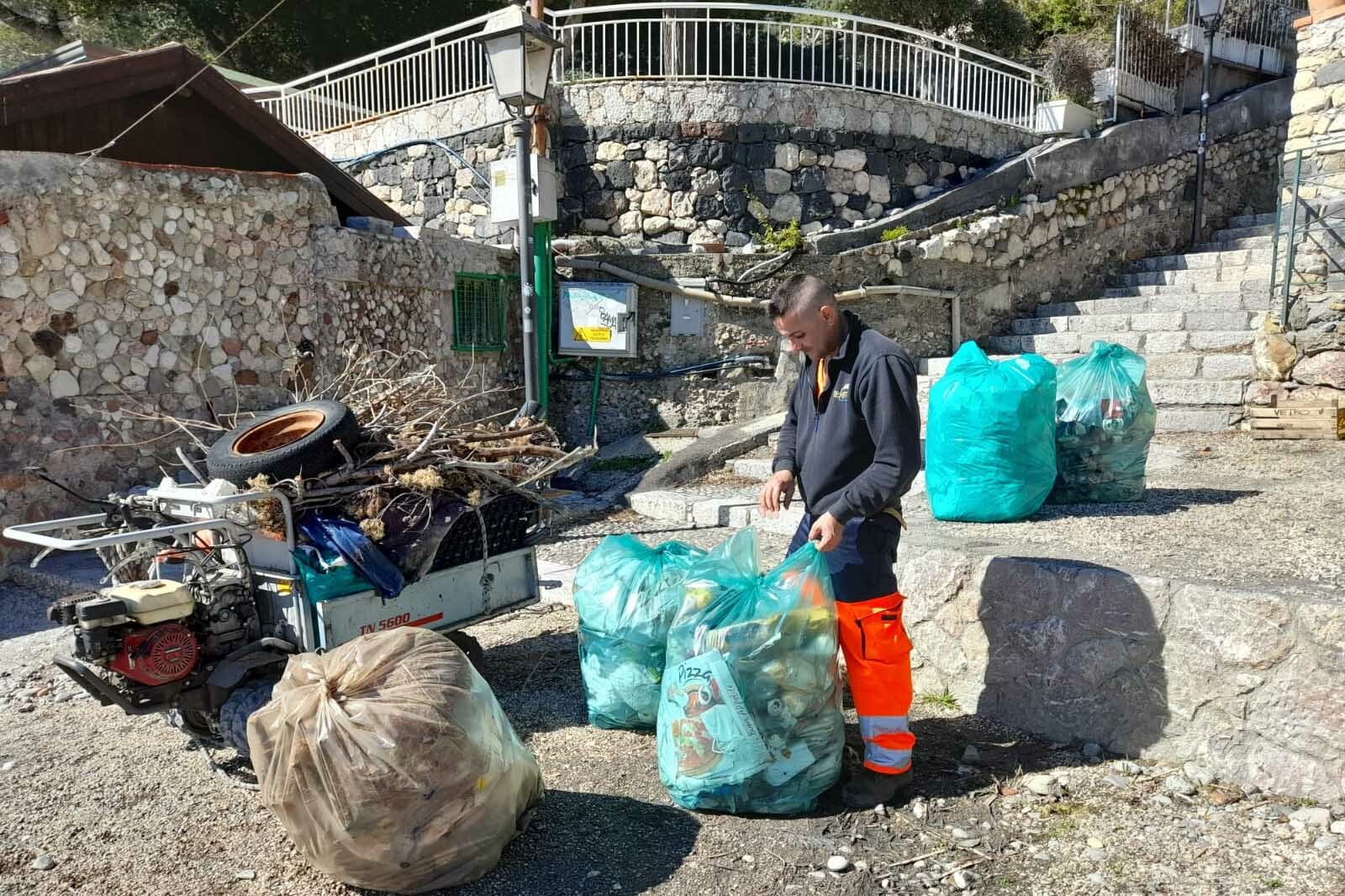 Isola Bella, bonificato l&rsquo;arenile della riserva naturale da Comune e UniCt