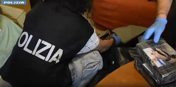 Nascondeva in casa 24 chili di cocaina, quarantanovenne arrestato dalla Polizia di Stato
