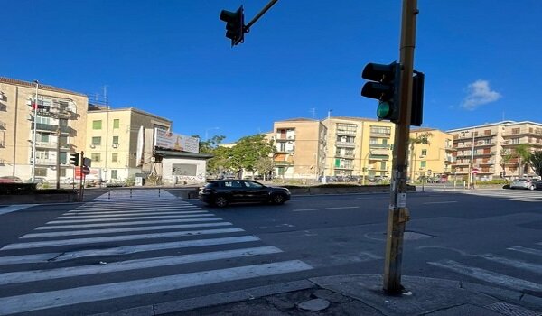Semaforo pedonale inattivo in via Giuffrida, a "Borgo-Sanzio", la segnalazione della consigliera del III Municipio, Angela Cerri