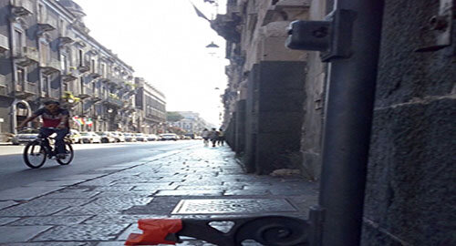 Succede a Catania in una delle tante, calde, caotiche, solite giornate di ordinaria follia...