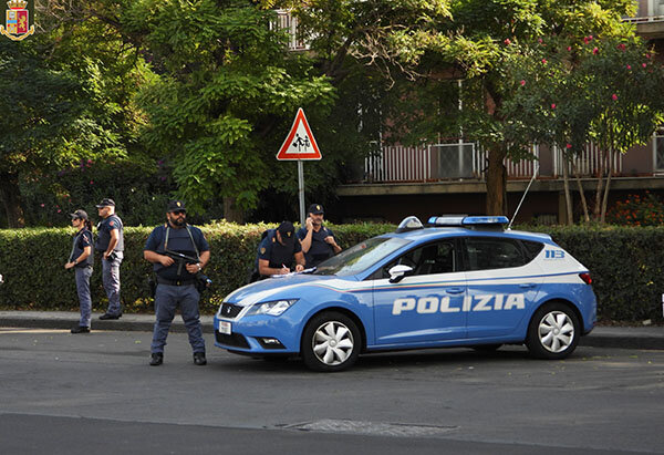 Studente minorenne in giro per le strade su monopattino con divanetto individuato dalla Polizia, genitori multati con 2mila euro Studente minorenne in giro per le strade su monopattino con divanetto individuato dalla Polizia, genitori multati con 2mila euro