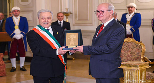 Sant&rsquo;Agata, il nuovo Commissario Piero Mattei ha consegnato la Candelora d&rsquo;oro al Procuratore&nbsp; Carmelo Zuccaro