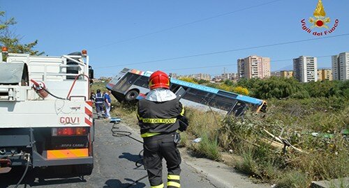 Autobus dell'Amt stamattina fuoristrada a Librino, lievi contusioni per autista e passeggero